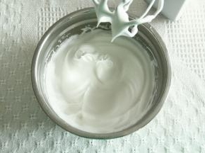 中速打至细密小泡加1/3糖，打到带纹路加最后的糖。转高速打到干性发泡，转低速打几圈整理大气泡，提起打蛋头成尖角状态。