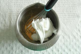 1/3蛋白霜倒入蛋黄糊中，切拌翻拌手法初步混匀。