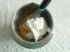 1/3蛋白霜倒入蛋黄糊中，切拌翻拌手法初步混匀。