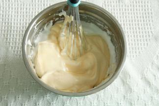 倒回蛋白霜中，拌匀后用刮刀将盆边和盆底，蛋抽没拌匀的部分再翻拌几下。