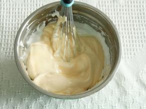 倒回蛋白霜中，拌匀后用刮刀将盆边和盆底，蛋抽没拌匀的部分再翻拌几下。