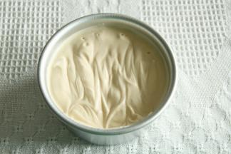 从20厘米高处倒入模具，晃平。提起振2下振出大气泡。