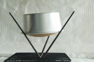 烤完取出振2下，倒扣冷凉。