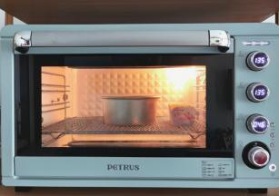 放入预热好的烤箱中层偏下，135度烤50分钟，转145度烤6分钟。