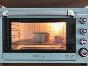 放入预热好的烤箱中层偏下，135度烤50分钟，转145度烤6分钟。