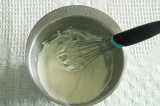 倒入常温酸奶和淡奶油，搅打均匀备用。