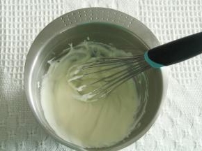 倒入常温酸奶和淡奶油，搅打均匀备用。