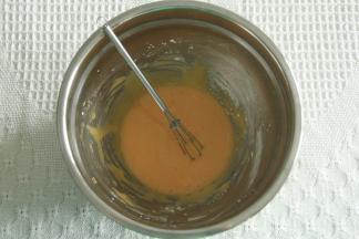 蛋黄+糖+玉米淀粉搅匀，牛奶用不粘锅微微加热至冒泡。