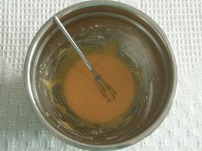 蛋黄+糖+玉米淀粉搅匀，牛奶用不粘锅微微加热至冒泡。