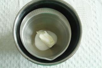 软化好的奶酪+糖+海盐，隔着温热的水，搅打顺滑。