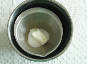 软化好的奶酪+糖+海盐，隔着温热的水，搅打顺滑。