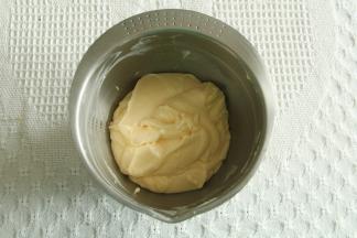 冷凉一会就可以和步骤14打好的奶酪糊混合。装入裱花袋。