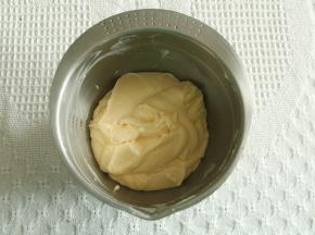 冷凉一会就可以和步骤14打好的奶酪糊混合。装入裱花袋。