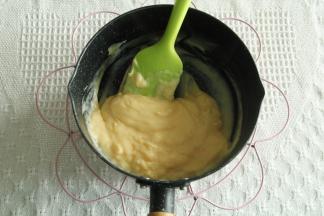 小火加热，边煮边搅拌至凝固，微微变浓就离火，冷凉的过程还会变稠一些，所以离火一定要快。