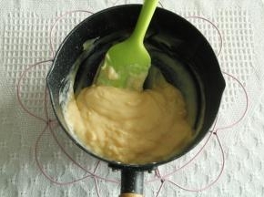 小火加热，边煮边搅拌至凝固，微微变浓就离火，冷凉的过程还会变稠一些，所以离火一定要快。