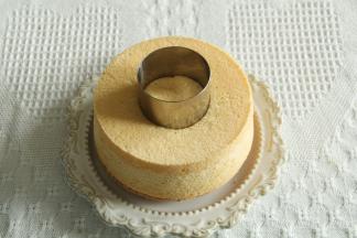 冷凉好的戚风脱模，底部朝上，扣出一块圆形蛋糕块，把奶盖糊均匀挤入，铺满表面，四周会慢慢滴落。