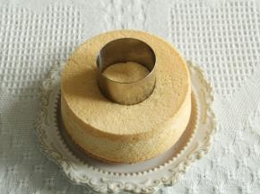 冷凉好的戚风脱模，底部朝上，扣出一块圆形蛋糕块，把奶盖糊均匀挤入，铺满表面，四周会慢慢滴落。