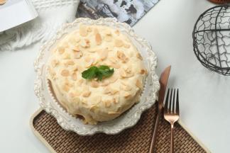 杏仁脆片160度烤2分钟，均匀撒上装饰一下。