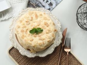 杏仁脆片160度烤2分钟，均匀撒上装饰一下。