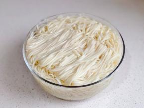 煮熟捞出过冷水。