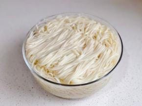 煮熟捞出过冷水。