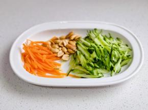 胡萝卜切丝烫30秒，黄瓜切丝。