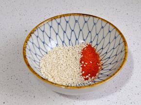 芝麻+辣椒粉+热油。