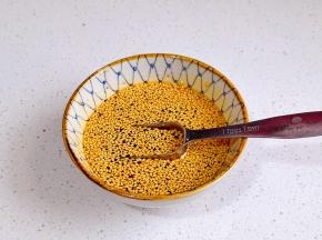 加入白砂糖搅拌均匀。