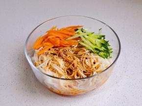 食材混合，淋上酱汁，拌均匀即可。