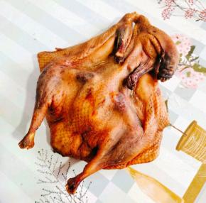 这就是我年前做的酱腊鸭，今天取一只来吃！