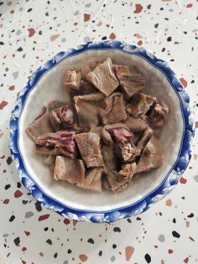 酱腊鸭剁成小块，提前用温水浸泡三个小时！