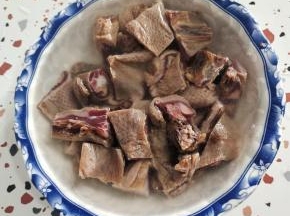 酱腊鸭剁成小块，提前用温水浸泡三个小时！