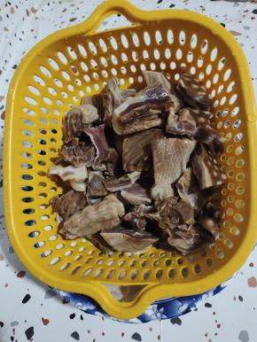 清洗干净，控干水分备用！