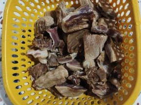 清洗干净，控干水分备用！