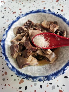 把处理好的酱腊鸭放在碗中。放入适量的料酒和白糖，抓拌均匀！