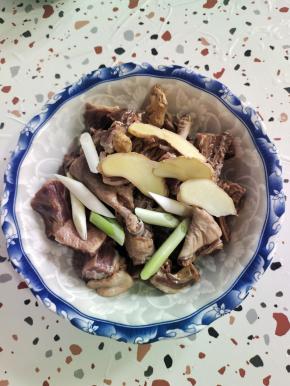 放入切好的姜片和葱段！