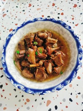 把姜片和葱段捡出来扔掉！撒上适量的葱花即可食用！