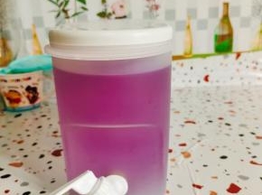 蝶豆花放入壶中，倒入适量的开水，晾凉！这个时候蝶豆花水是蓝色的，加入柠檬果蜜，水就会变成很漂亮的粉色！（也可以直接洛神花泡水加冰糖。或者用自己喜欢喝的果汁儿，饮料都可以！）