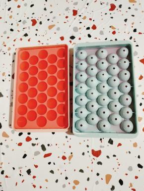 冰球模具清洗干净，倒入适量的蝶豆花柠檬水！（冻出来半个冰球，是因为水没加满，必须要加到能溢出来很多，而且必须要盖到能贴合，并且挤出来的是不用倒掉，一起冻，不然出来肯定会连在一起或者半个冰球！）