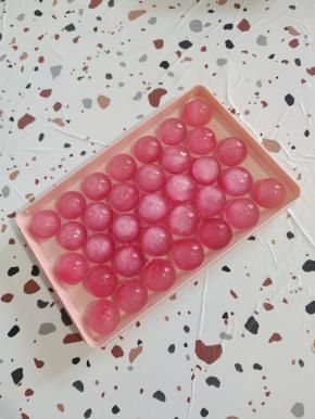 把冰球模具放在水龙头下冲洗30秒，或者放在室温静置2分钟，就可以很轻松的脱模了！