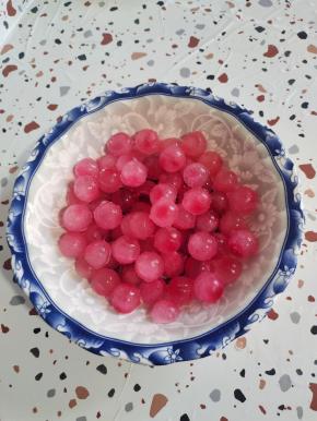 把冰球倒在大碗中！