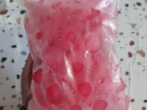 装入食品袋子里，密封好，放在冰箱冷冻保存！随用随取！特别方便！
