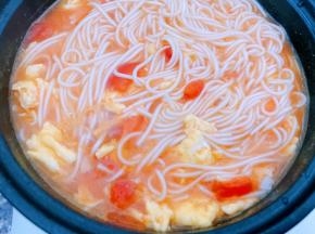 出锅，喜欢葱花的宝宝可以添加了，我家孩子不吃所以不加