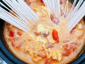 煮开后下入细面条，盖上盖子焖煮5分钟