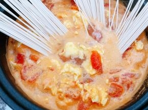 煮开后下入细面条，盖上盖子焖煮5分钟