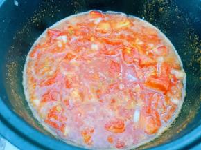 锅里再加入少许植物油，爆香蒜末后加入西红柿和盐，翻炒出汤汁来