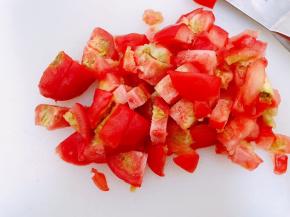 西红柿去皮切块，大蒜切末