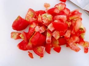 西红柿去皮切块，大蒜切末