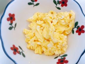 锅里加入适量油把鸡蛋滑散后捞出