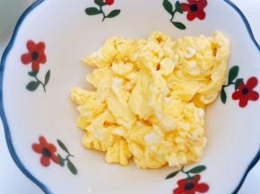 锅里加入适量油把鸡蛋滑散后捞出